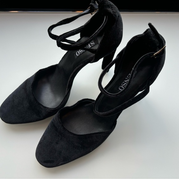 Elegant Black Velvet Heels by - Picture 3 of 4